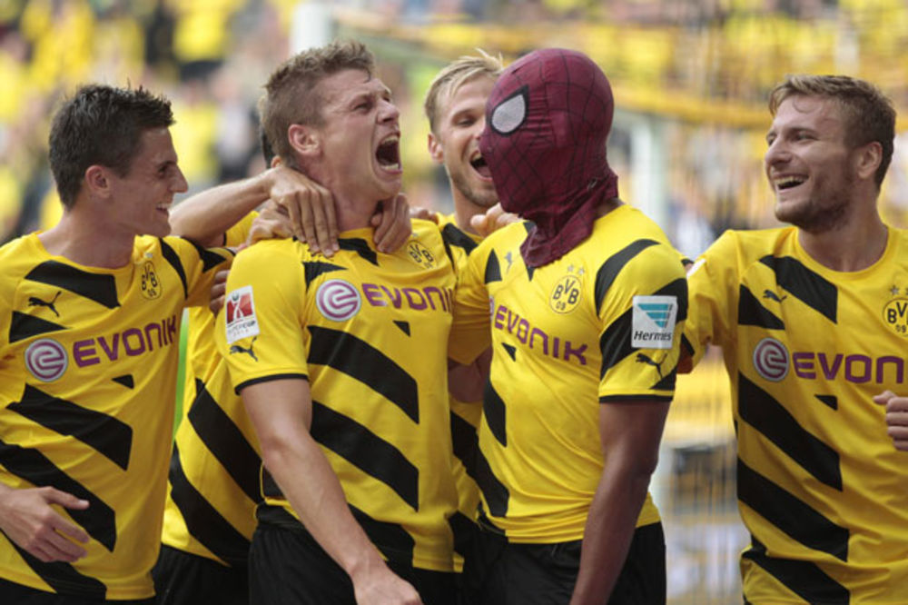 (VIDEO) SPAJDERMEN: Pogledajte kako je fudbaler Dortmunda ponizio Bajern