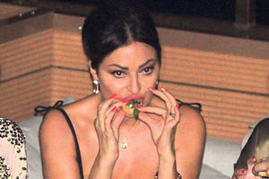 HIT FOTOGRAFIJE: Ceca se davila u sendvičima i cigarama!