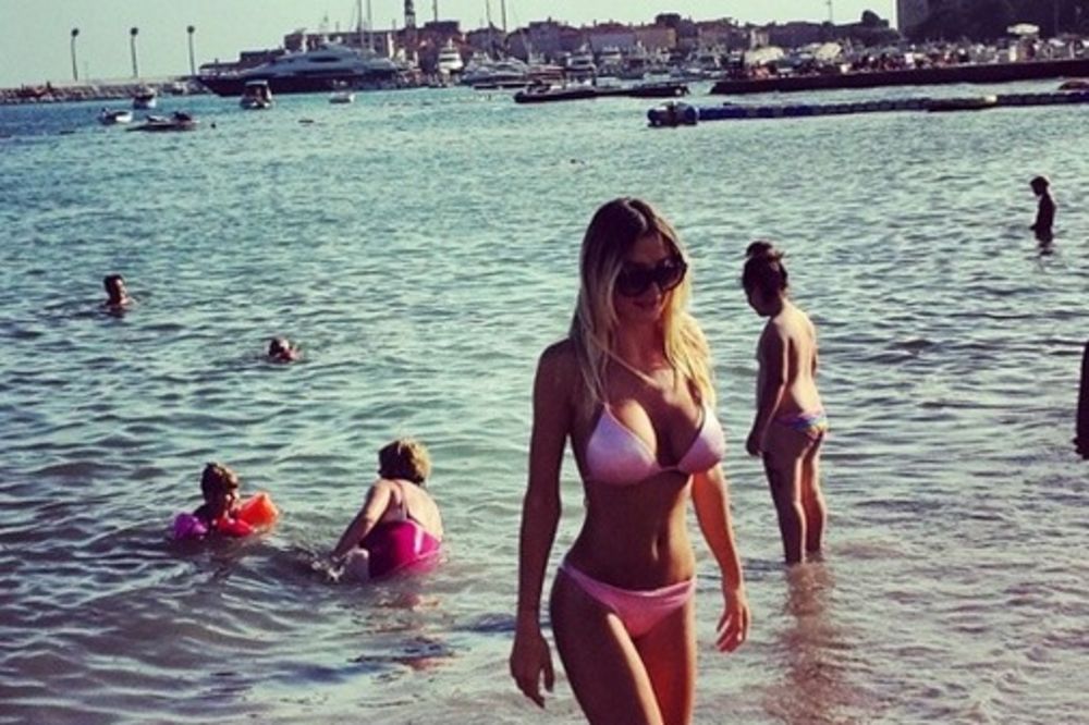 SEKSI SIRENA: Dragana Džajić u malecnom kupaćem kostimu!