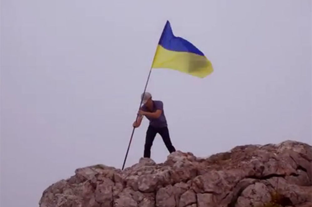 (VIDEO) NA DAN UKRAJINE: Razvio ukrajinsku zastavu na čuvenom vrhu na Krimu