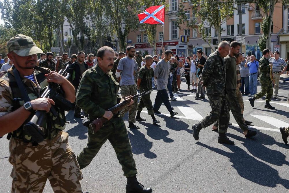 (VIDEO) Proruske snage bajonetima naterale zarobljenike da paradiraju