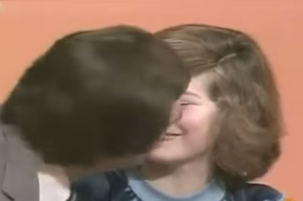 (ŠOKANTAN VIDEO) SNIMLJENO ČAK 595 EPIZODA: Kanadski voditelj ljubi devojčice u usta!