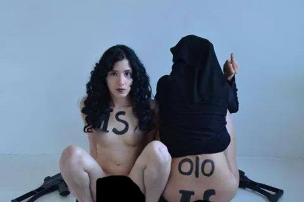 (FOTO) Egipatska aktivistkinja Femena opoganila zastavu ISIS