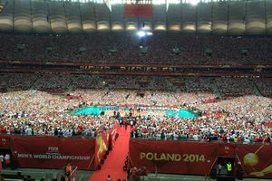 STAV MIRNO ZA SRPSKU HIMNU: Pogledajte kako je 62.000 Poljaka pozdravilo Bože pravde