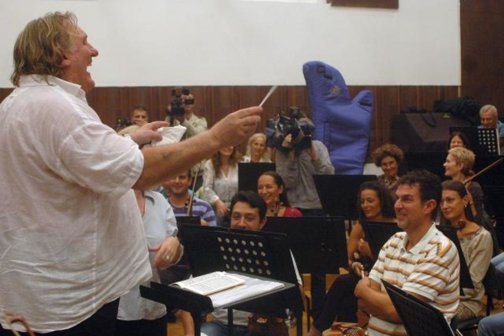 (FOTO) UZEO PALICU U RUKE: Depardje dirigovao Beogradskom filharmonijom!