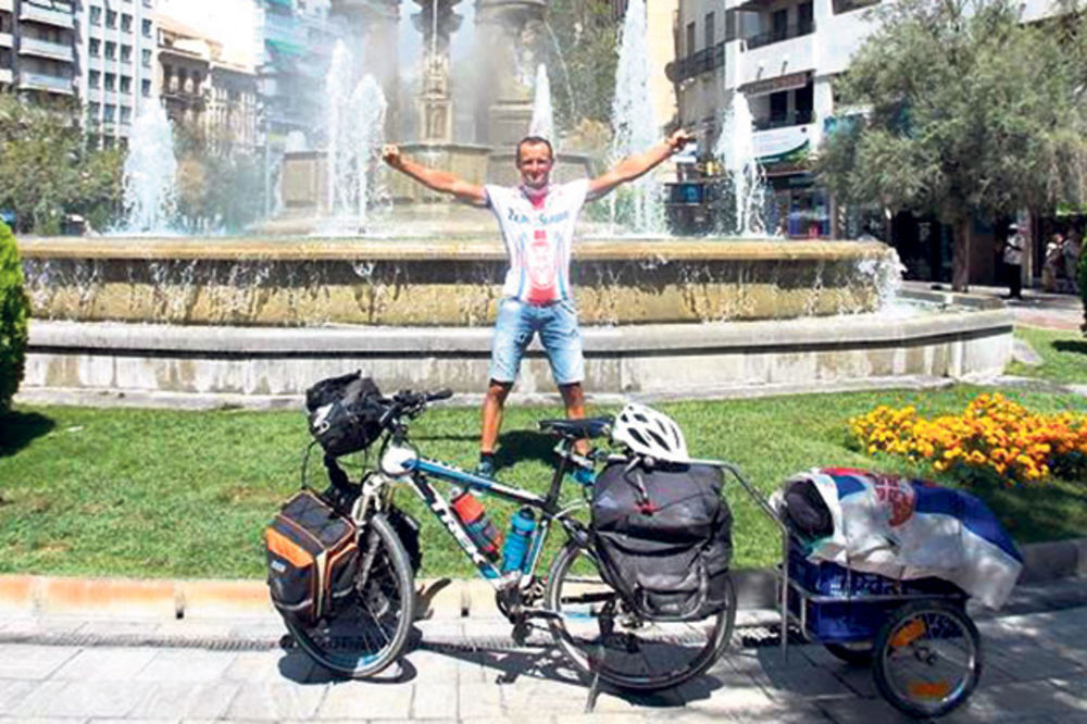 TO JE NAVIJAČ: Biciklom stigao u Granadu da bi bodrio Srbiju!