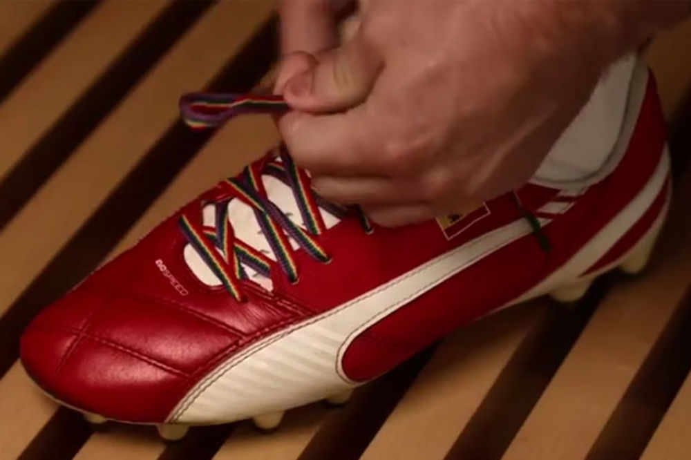 (VIDEO) BORBA PROTIV HOMOFOBIJE: Igrači Arsenala nose pertle u duginim bojama