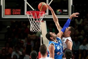 (VIDEO) NIKOLA ODUŠEVIO SVET: Kalinićevo zakucavanje preko Burusisa najbolje na Mundobasketu
