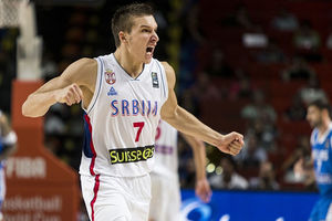 (VIDEO) NE ZABORAVLJAJU BOGDANOVIĆEVE TROJKE: Evo kako se FIBA odužila srpskom košarkašu