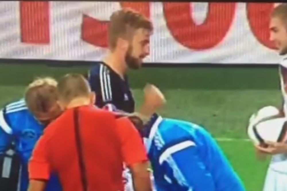 OPUŠTENO: Reprezentativci Nemačke i Škotske igrali papir, kamen, makaze tokom meča