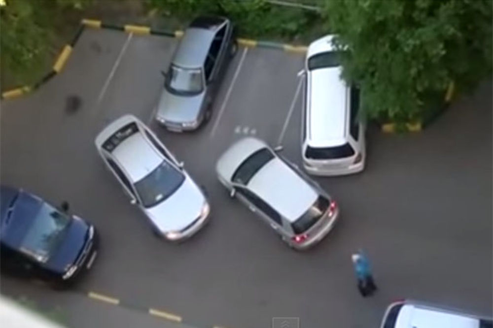 (VIDEO) NIJE VIC; Ako niste znali šta biva kad se na parkingu nađu dve neiskusne vozačice...
