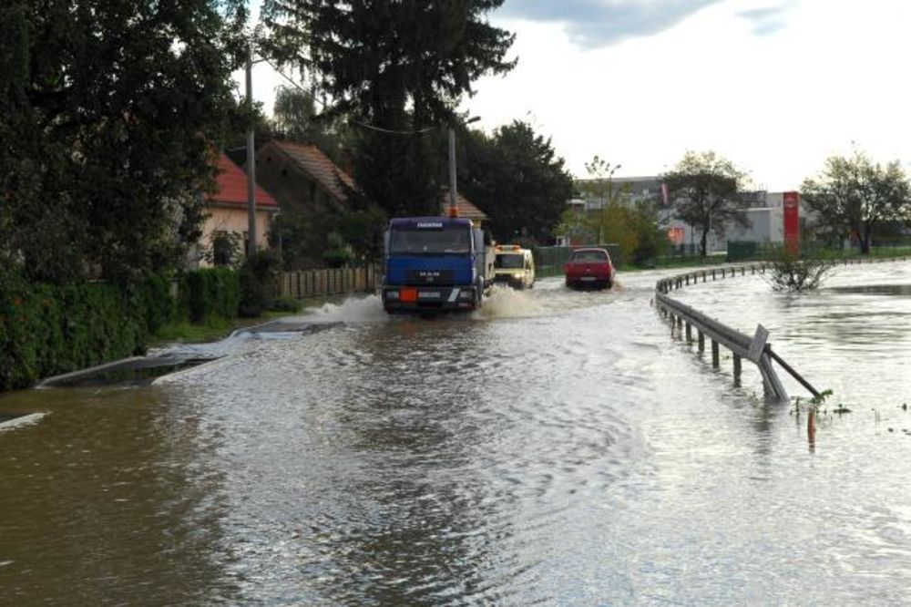 (FOTO) HRVATSKA POD VODOM: Vanredno stanje, evakuacija i sirene u Karlovcima!