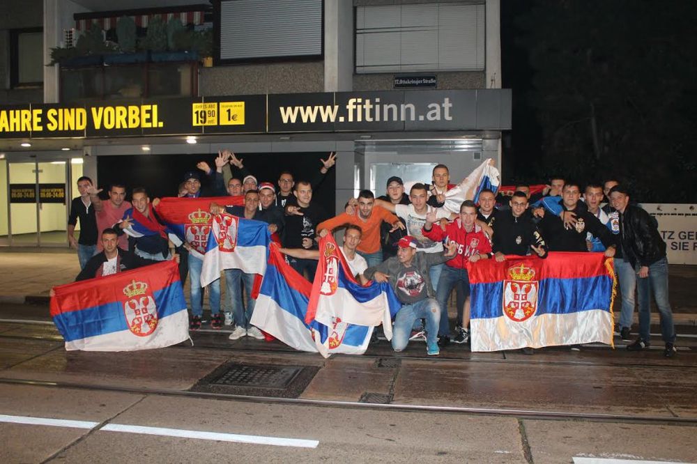 (FOTO) DIJASPORA IZAŠLA NA ULICE: Srbi u Beču slavili svetsko srebro košarkaša!