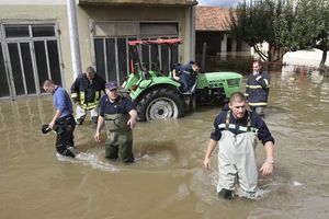 KUPA I KORANA RASTU 5 CM NA SAT: Pod vodom više od 400 kuća u Karlovcu