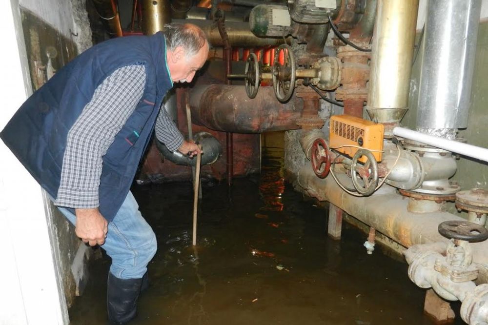 (FOTO) HITNO: Negotinskom Domu zdravlja potrebna pumpa za izbacivanje vode!