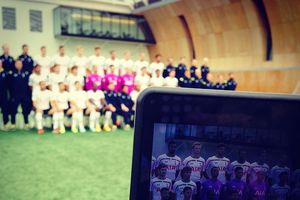 (FOTO) PEVCI STIGLI U BEOGRAD: Fudbaleri Totenhema sa osmehom na megdan Partizanu