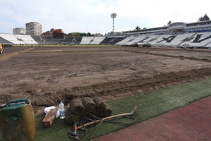 (FOTO) HUMSKA BEZ TRAVE: Počela rekonstrukcija terena na stadionu Partizana