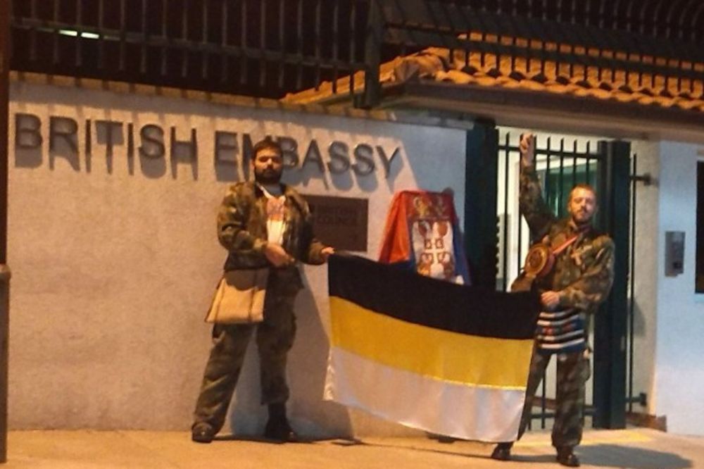 Srbi okačili zastave Srbije i Rusije na ambasadama Britanije i Ukrajine!