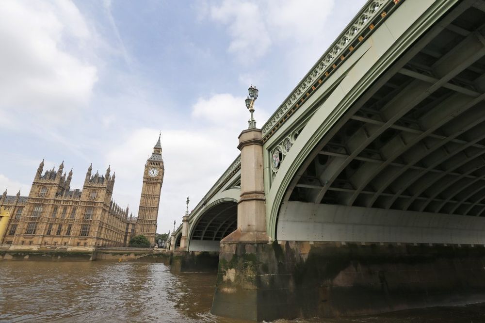 UZBUNA U LONDONU: Zbog sumnjivog paketa evakuisan deo britanskog parlamenta