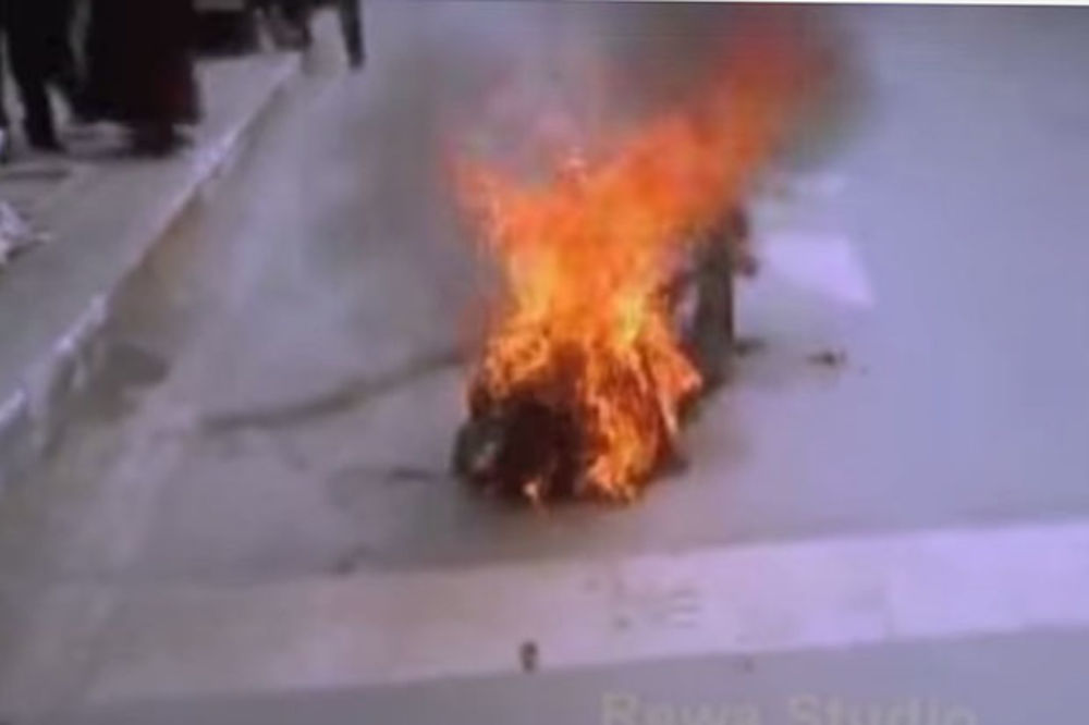 POZVAO PRIJATELJA PRE SAMOUBISTVA: Južnokorejac se zapalio ispred japanske ambasade u Seulu!