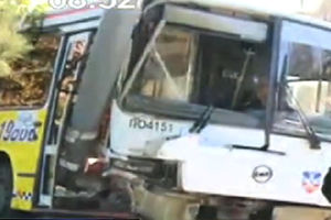 UDES NA MEDAKU: Pun autobus GSP udario u banderu, povređeno 8 putnika