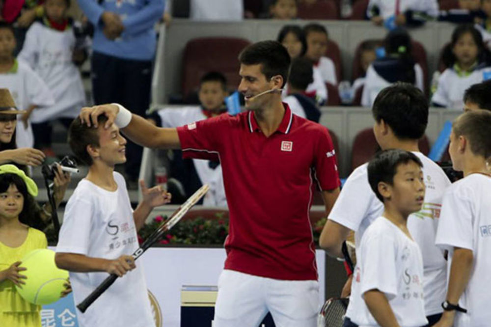 (VIDEO) NOLE DIGAO PEKING NA NOGE: Đoković igrao tenis za decu Kine i Srbije