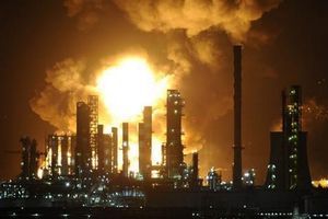 (VIDEO) KATASTROFA NA SICILIJI: Požar u fabrici rafinerije nafte!