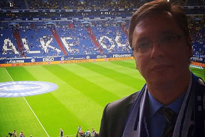 (FOTO) VOLI FUDBAL: Vučić uživo gledao derbi Šalke - Dortmund