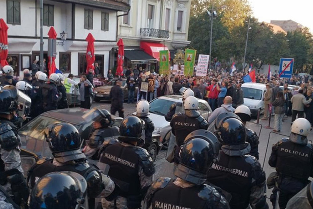 MARŠ PROTIV PARADE PONOSA: Policija blokirala kordonom protivnike Prajda!