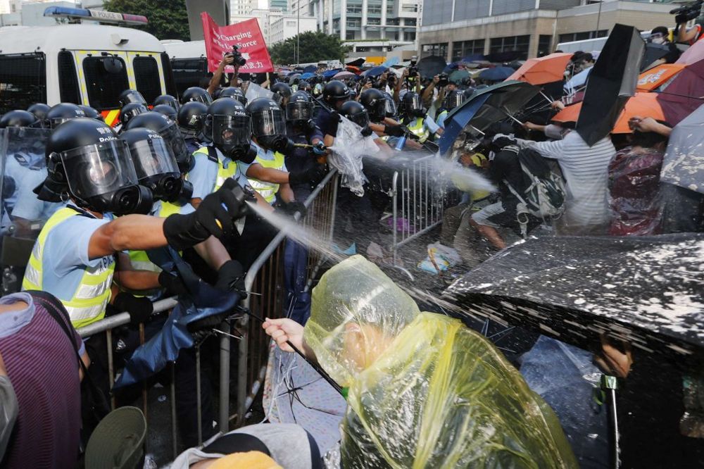 (VIDEO) OŠTRO: Pogledajte kako je policija u Hongkongu suzavcem rasterala demonstrante