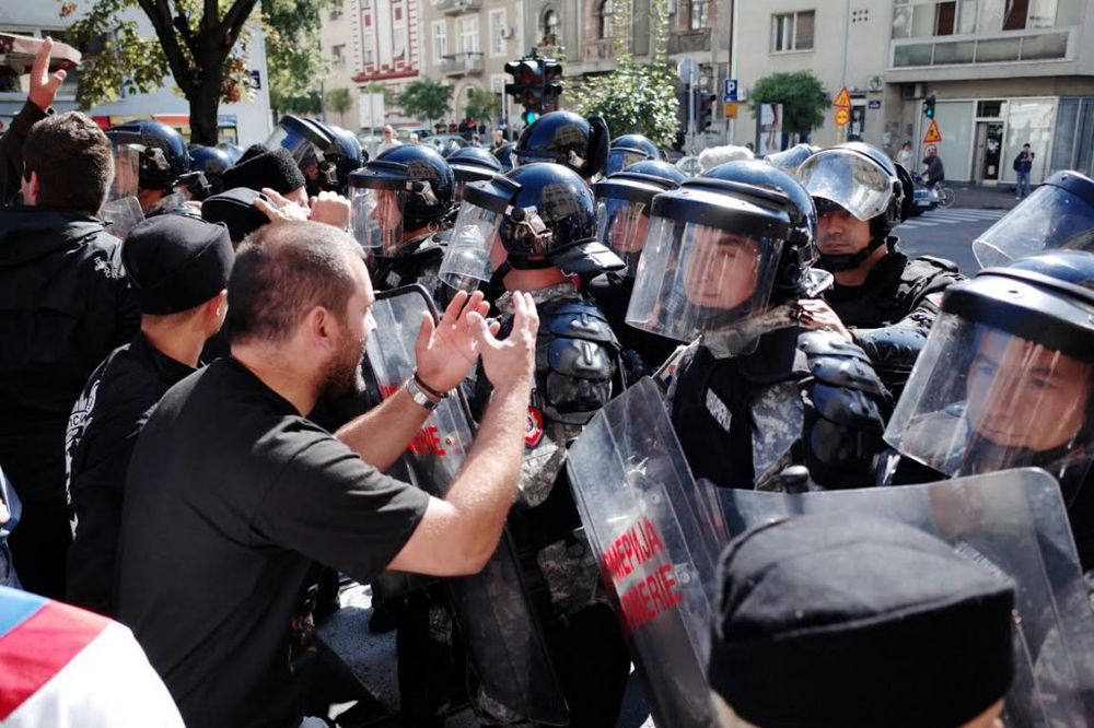 (FOTO) KAMENICAMA NA POLICIJU: Protivnici Prajda pokušali da se probiju do šetača