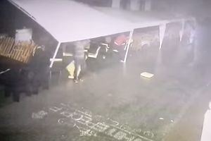 (VIDEO) BACIO GA NA STEPENICE: Pogledajte kako uragan nosi čoveka!