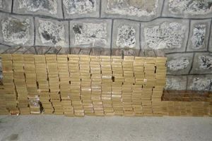 (FOTO) Raška: Zaplenjeno 3.760 paklica cigareta skrivenih u automobilu