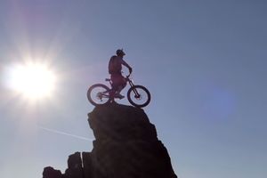 JEDNA GREŠKA I MRTAV JE: Neustrašivi biciklista vozi na ivici provalije u Škotskoj! (VIDEO)