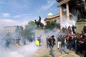 DOJČE VELE: Fabrikovana revolucija - kako je stvoren mit o padu Miloševića