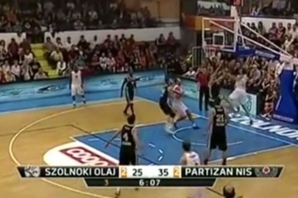 ŠALIĆ LUPIO BANANU SINOVECU: Pogledajte fantastičnu blokadu košarkaša Partizana