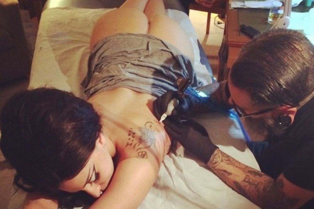 (FOTO) SLUČAJNO OTKRILA: Pevačica pokazala guzu dok se tetovirala!