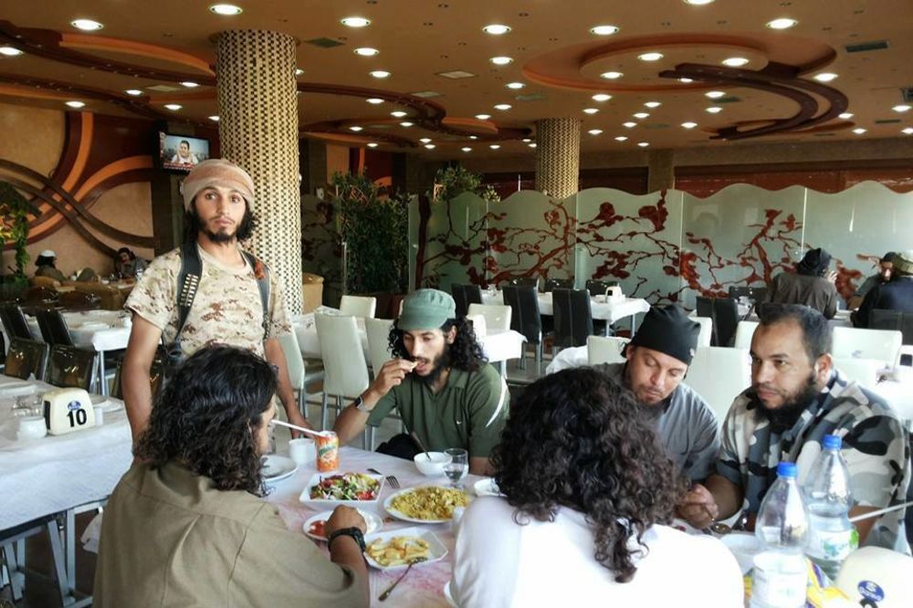 RATUJU IZ  HOTELA S 5 ZVEZDICA: Teroristi ISIL uživaju u luksuzu a narod im umire od gladi