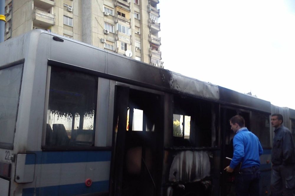 ČITAOCI KURIRA JAVLJAJU: Zapalio se autobus pun putnika u Kragujevcu