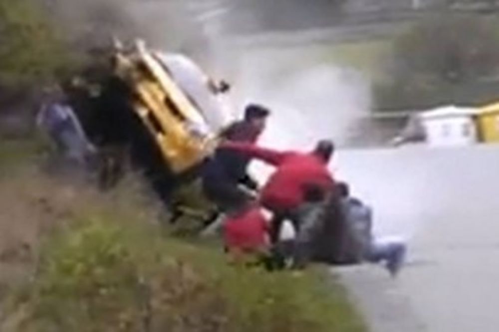 (VIDEO) NIKO NIJE POVREĐEN: Auto odleteo u publiku i pao na krov