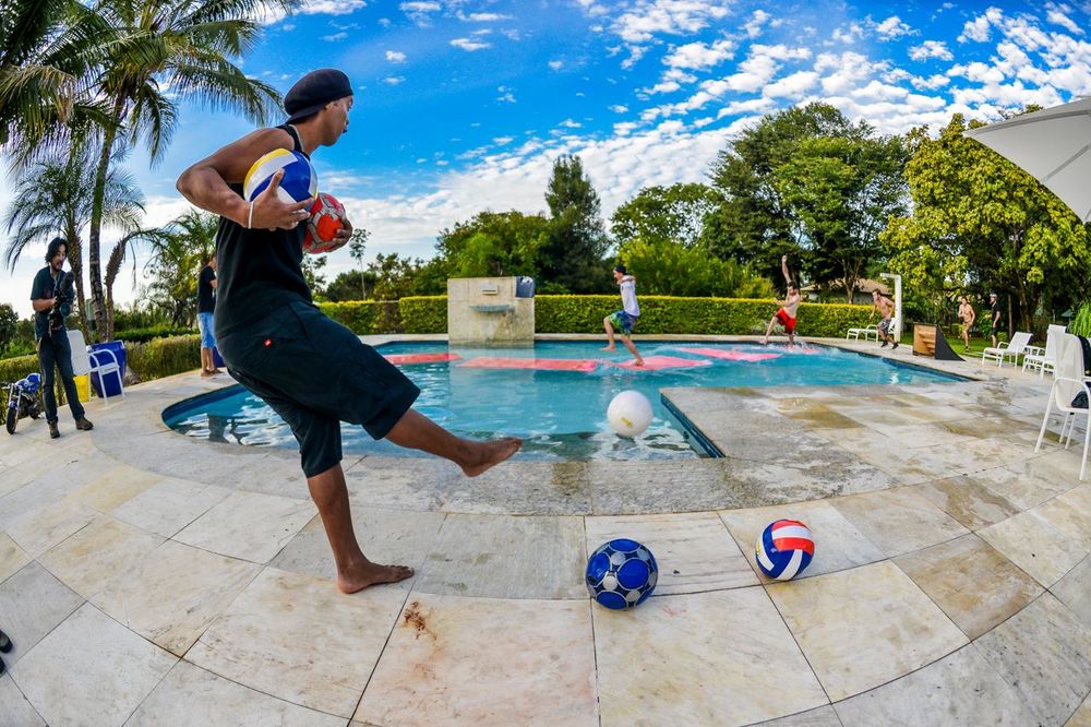 (VIDEO) UVRNUTA ZABAVA: Ronaldinjo šutira lopte na momke koji pretrčavaju bazen