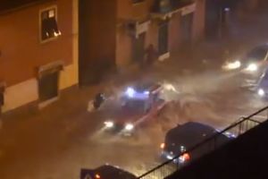 (VIDEO) ĐENOVA POD VODOM: Bujice vode nosile automobile i razbijale izloge!