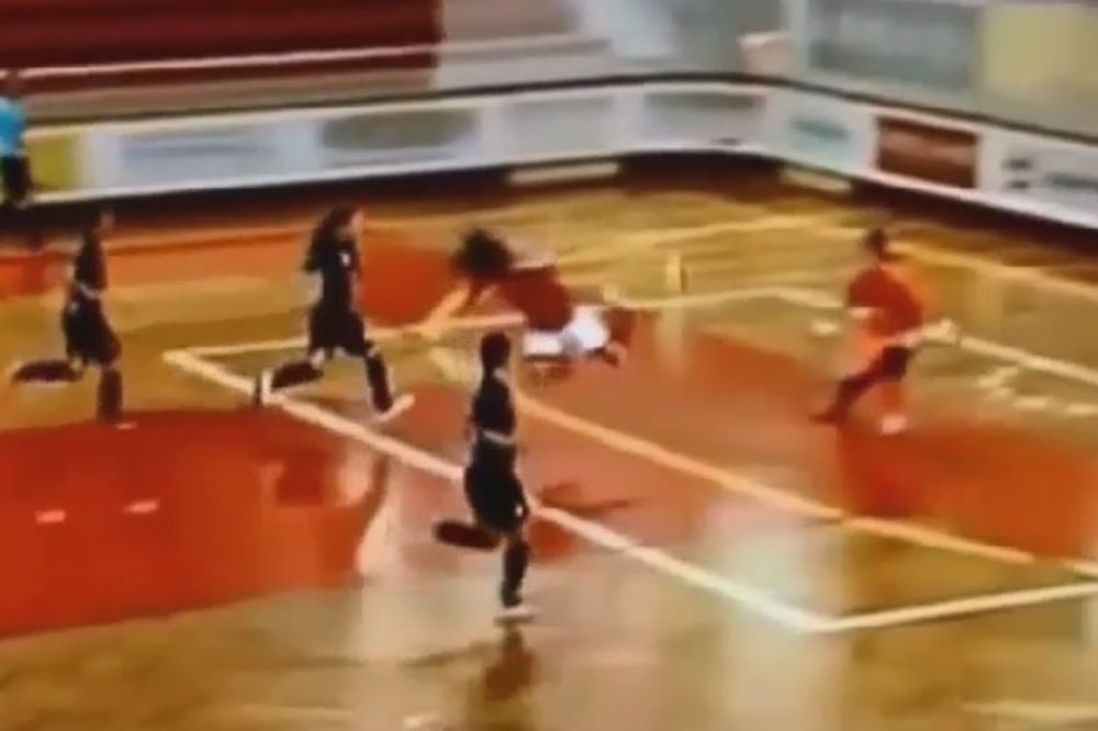 (VIDEO) ŽENSKI FALKAO: Devojka postigla jedan od najboljih futsal golova ikada