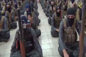 (FOTO) OVAKO VEŽBAJU TERORISTI: 170 regruta ISIL na obuci u paklu iračke pustinje