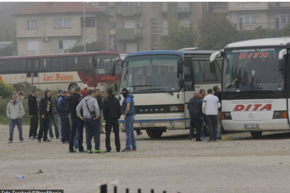 NAVIJAČI ALBANIJE SA FANTOMKAMA POŠLI KA SRBIJI: Tri autobusa idu za Beograd!