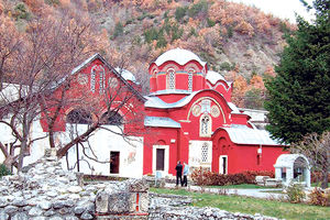 DANAS SABOR SPC: Redovno zasedanje počelo liturgijom u Pećkoj patrijaršiji