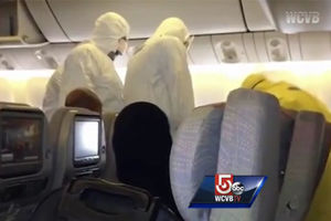 (VIDEO) GLEDAJTE ŠTA JE PANIKA: Uleteli u avion u zaštitnim odelima i odveli pet putnika!