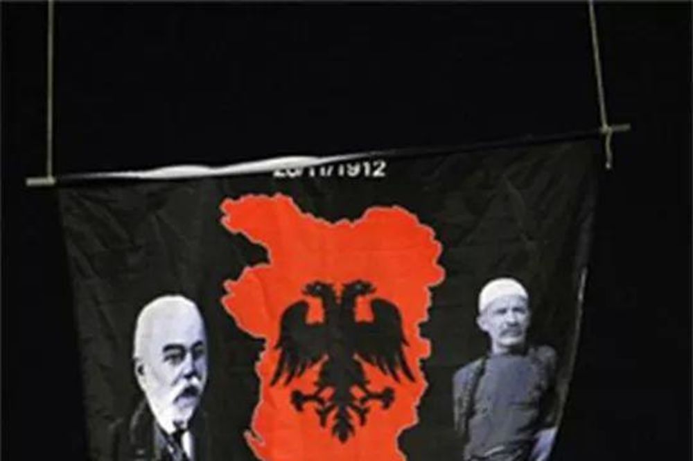 KO JE NA ZASTAVI: Pored mape "velike Albanije" bili su i Ismail Ćemalji i Isa Boljetini