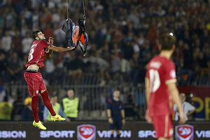 OVO JE HEROJ SRBIJE: Stefan Mitrović spustio albansku zastavu na zemlju!