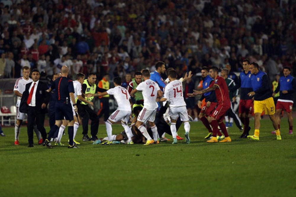 (FOTO) DOBRO PRIPREMLJENA AKCIJA ALBANACA: Kako je utakmica pretvorena u provokaciju!